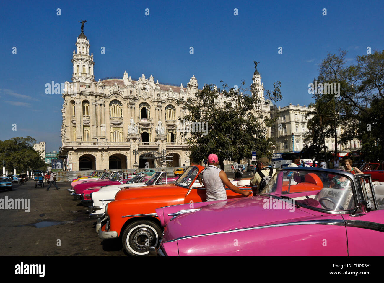 Alicia Alonso Grand Théâtre de La Havane et l'American Classic cars, La Havane, Cuba Banque D'Images