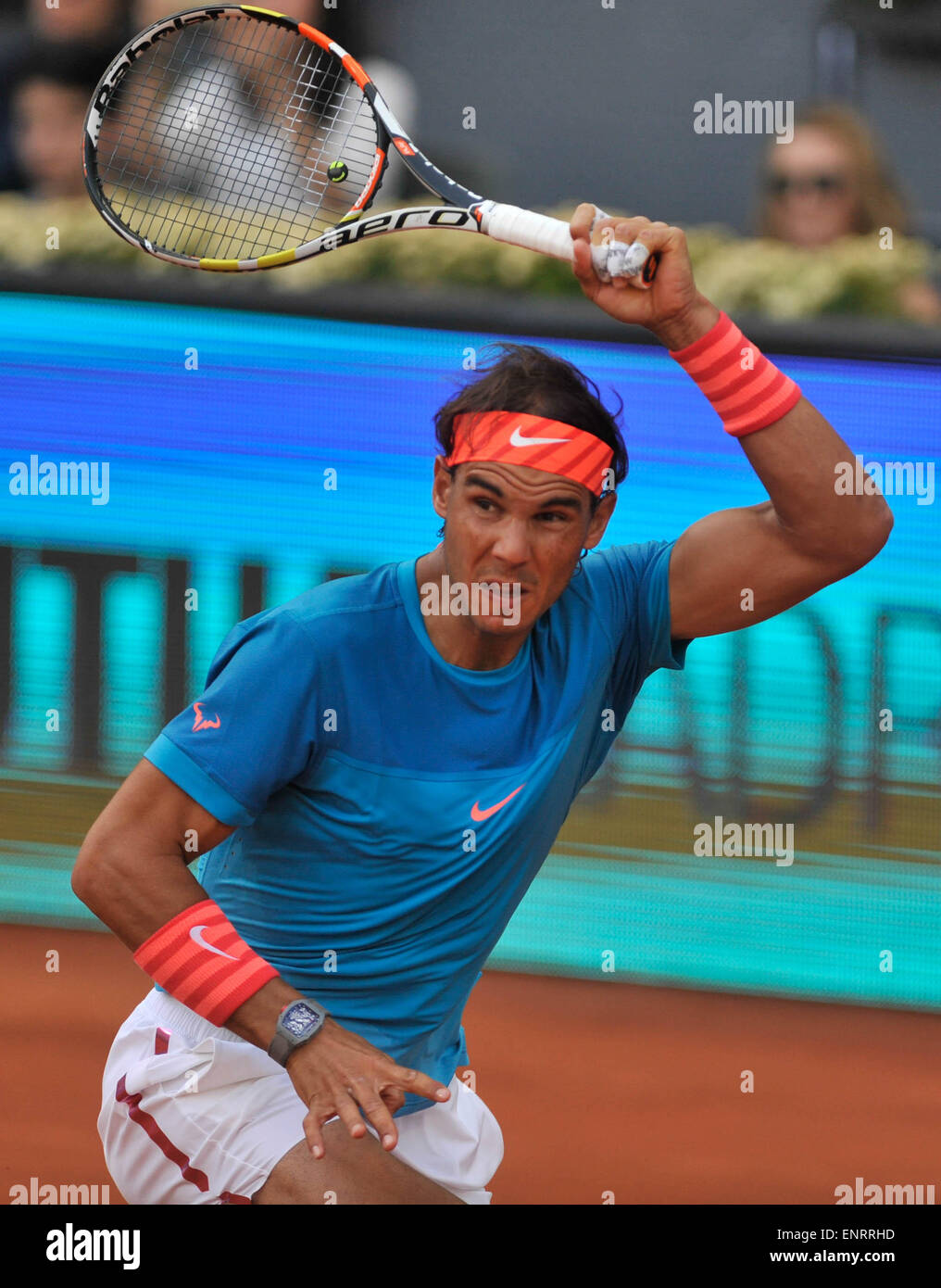 Madrid, Espagne. 10 mai, 2015. Rafael Nadal l'Espagne renvoie la balle  pendant le match final contre Andy Murray la Grande-Bretagne à l'Open de  tennis de Madrid à Madrid, Espagne, le 10 mai,