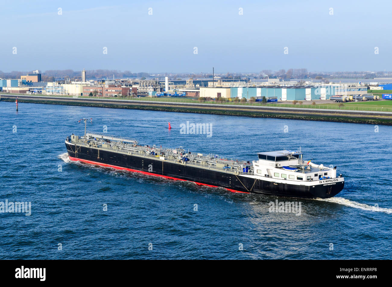 Un produit chimique barge Bateau à dans le port de Rotterdam, Pays-Bas Banque D'Images Un produit chimique barge Bateau à dans le port de Rotterdam, Pays-Bas Banque D'Images