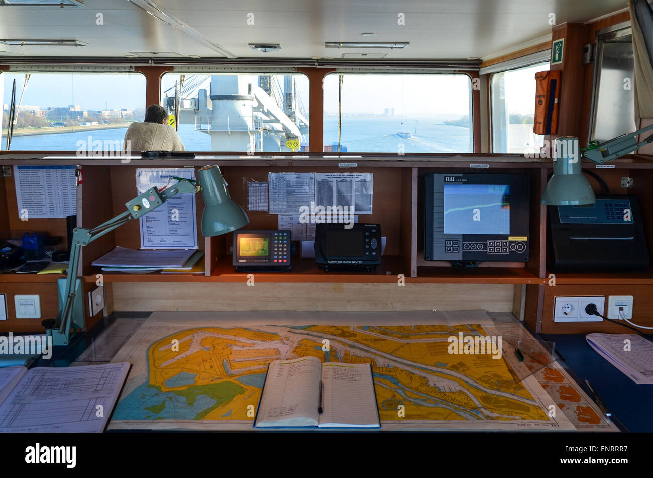 Les cartes marines dans le navire pont d'un bateau en navigation dans le port de Rotterdam Banque D'Images Les cartes marines dans le navire pont d'un bateau en navigation dans le port de Rotterdam Banque D'Images