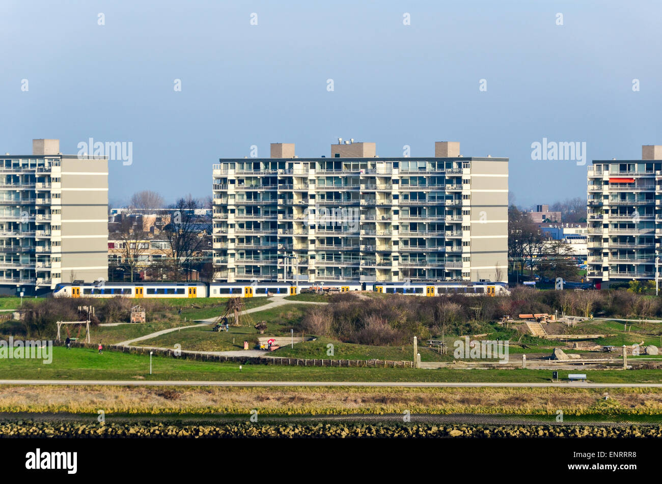 Ville de Maassluis vu depuis un navire de charge passant dans le Nieuwe Waterweg Banque D'Images Ville de Maassluis vu depuis un navire de charge passant dans le Nieuwe Waterweg Banque D'Images