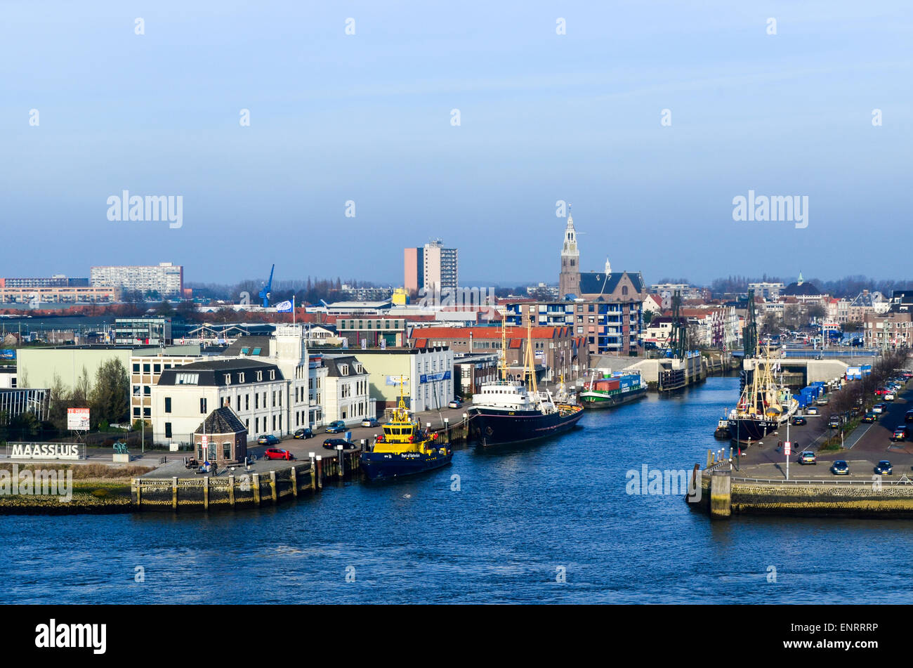 Ville de Maassluis vu depuis un navire de charge passant dans le Nieuwe Waterweg Banque D'Images Ville de Maassluis vu depuis un navire de charge passant dans le Nieuwe Waterweg Banque D'Images
