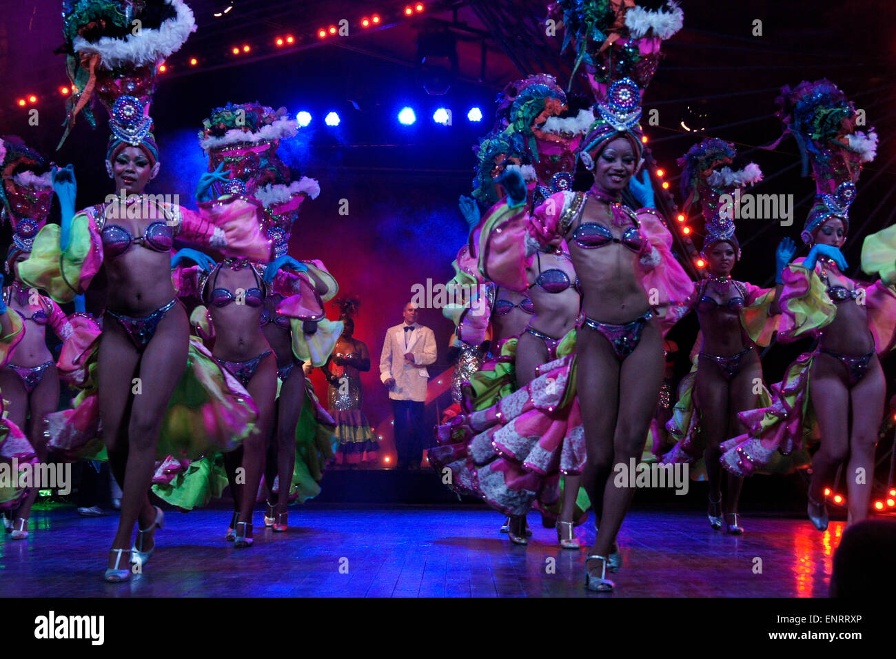 Showgirls et chanteur au Tropicana Club de La Havane, Cuba Banque D'Images