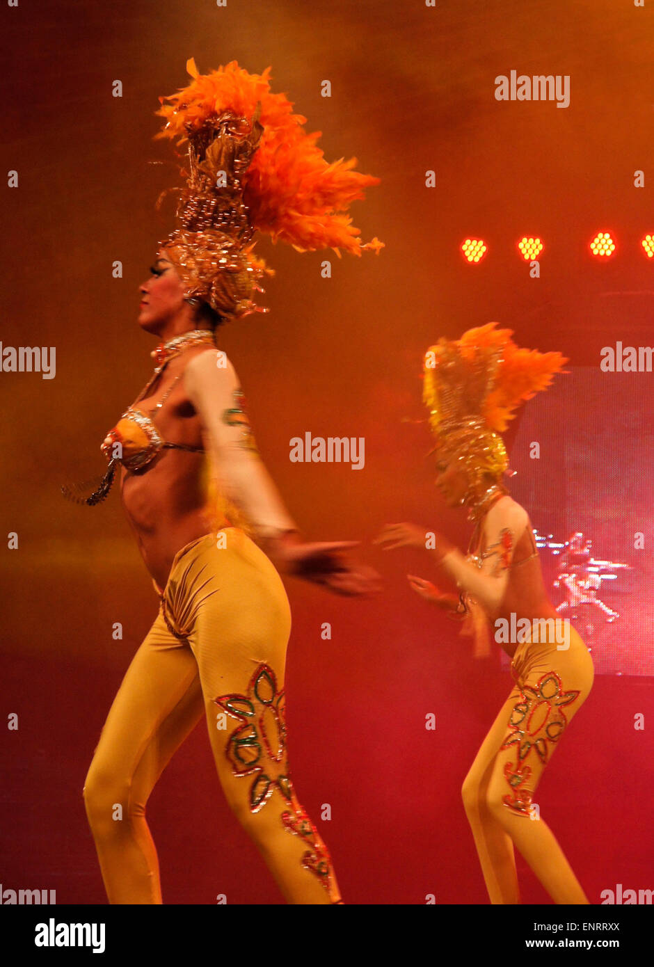 Showgirls en costume coloré danse au Tropicana Club de La Havane, Cuba Banque D'Images