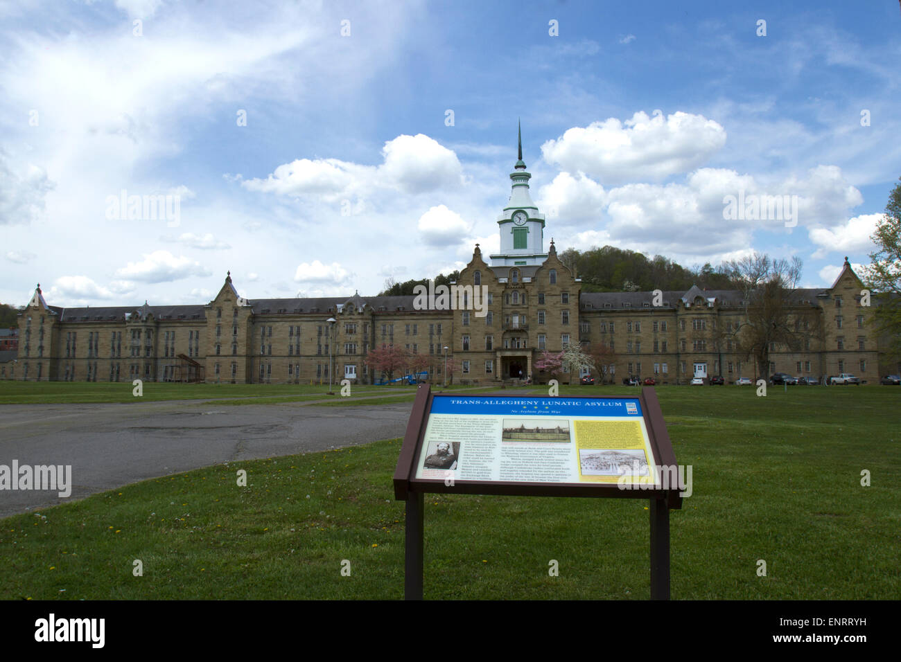 Weston, WV, États-Unis d'Amérique - 3 mai 2015 : signe devant Trans-Allegheny Lunatic Asylum et motifs. Banque D'Images