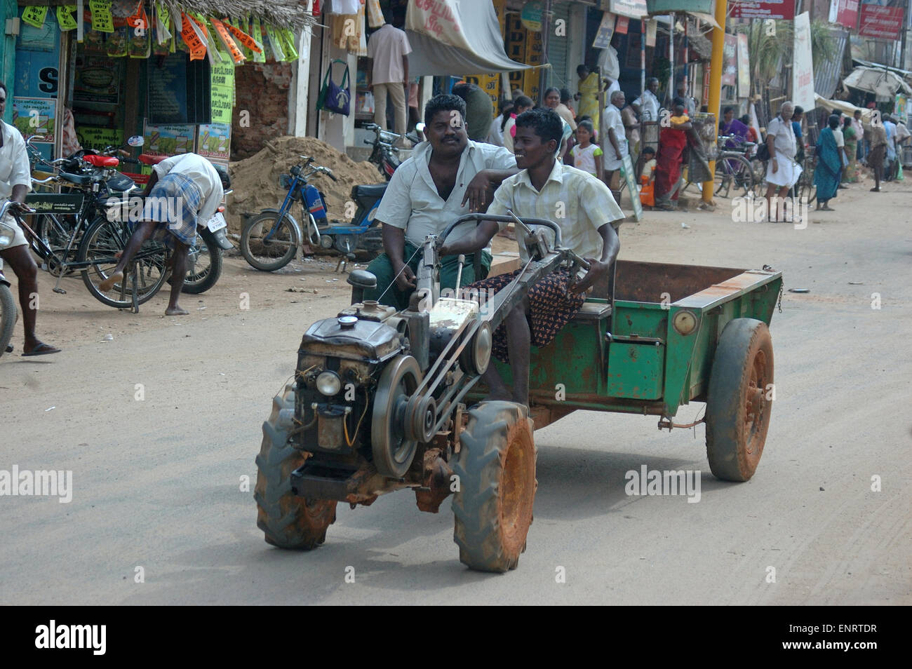 TAMIL Nadu, Inde, circa 2009 : hommes non identifiés de route d'un petit tracteur à travers les rues de Tirunelveli au Tamil Nadu Banque D'Images