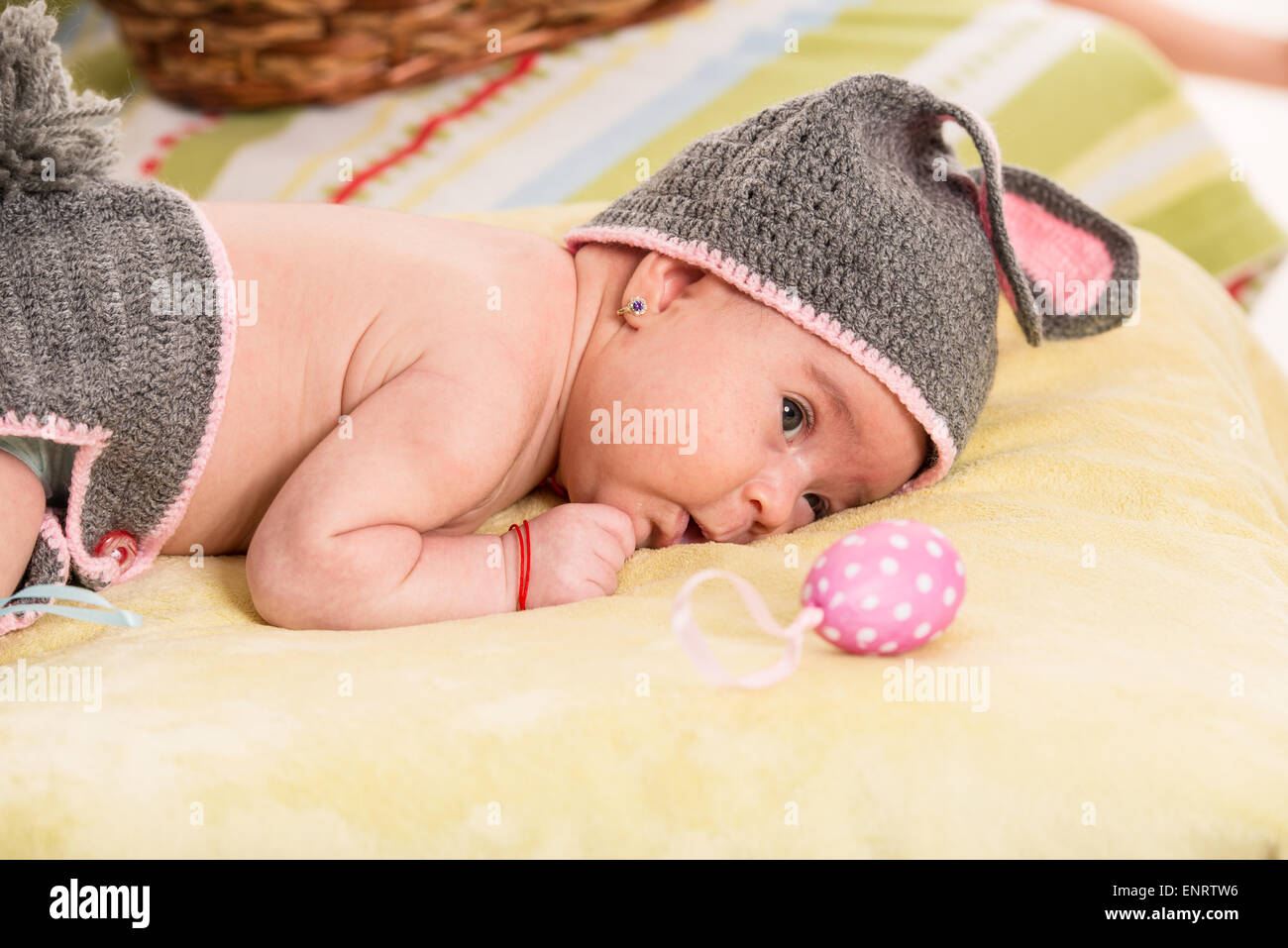 Paques Naissance Bebe Fille En Costume De Lapin Au Crochet Photo Stock Alamy