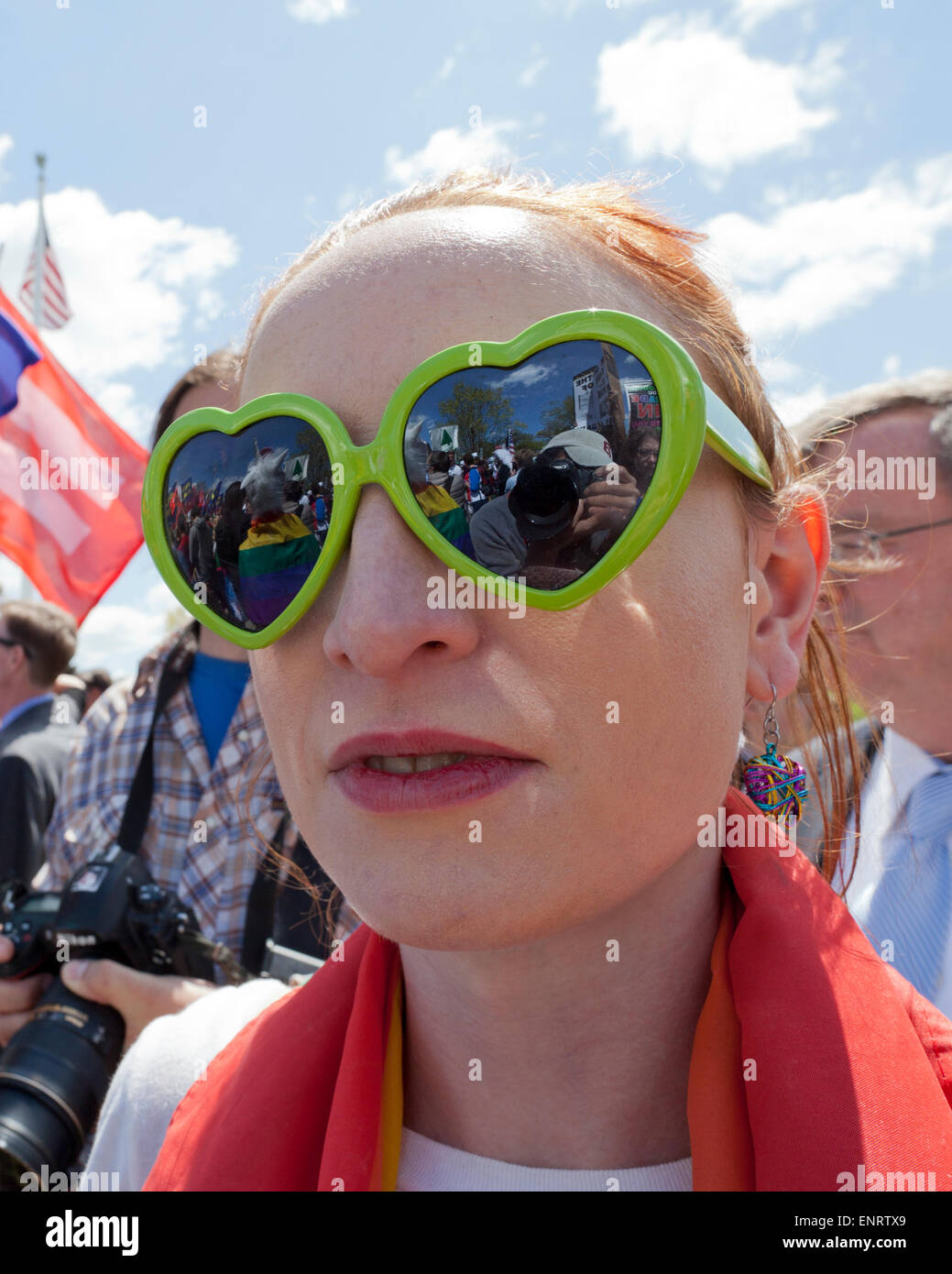 Femme portant des lunettes de soleil en forme de coeur - USA Banque D'Images