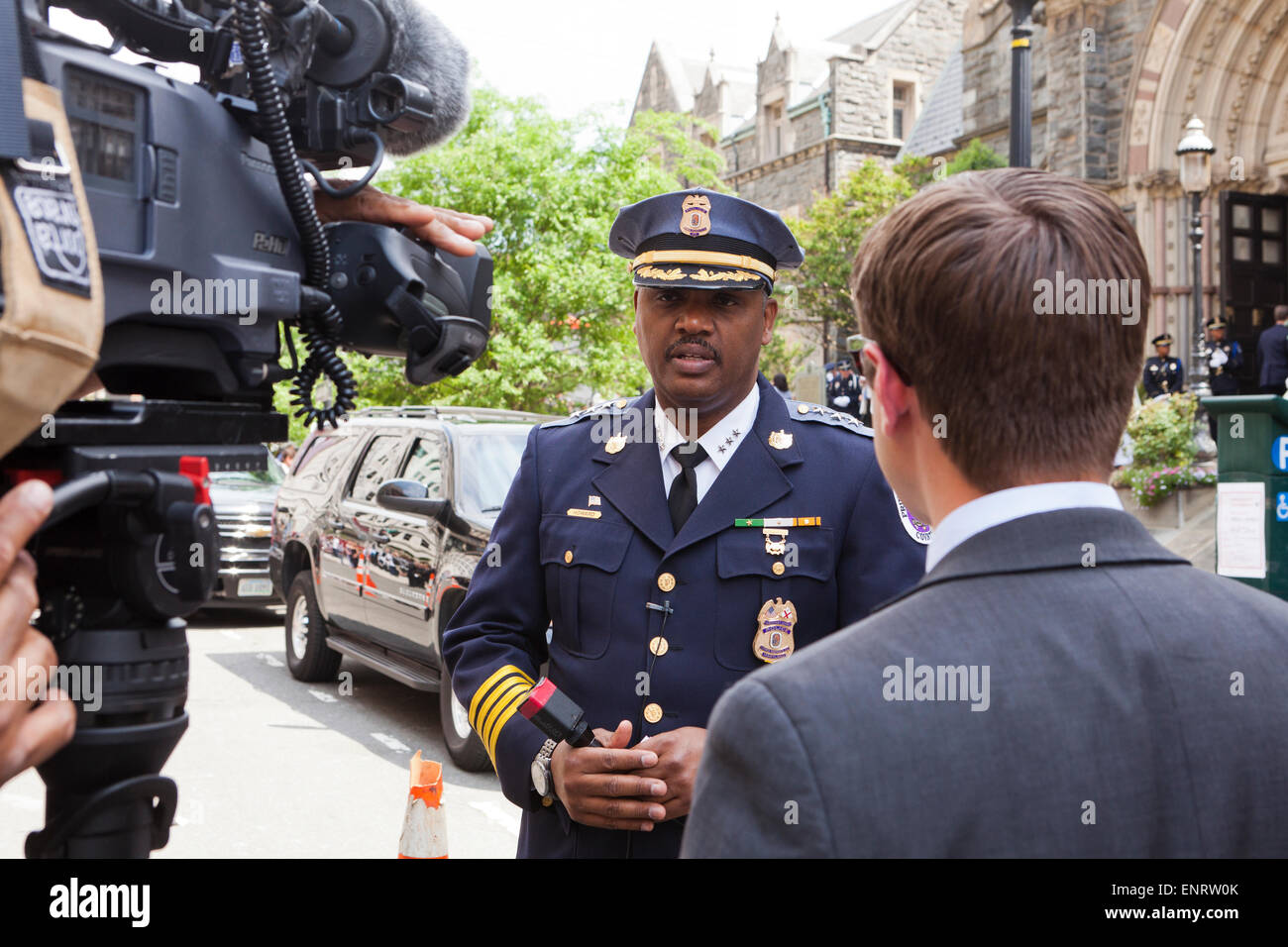 Craig Howard, Sous-chef de police, Prince George Comté (Maryland), parle avec l'appuyer en 2015 La Semaine nationale de la police - Washington, DC Banque D'Images