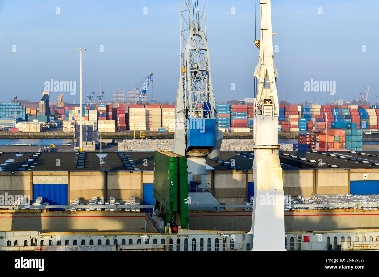 Cargo le déchargement à l'Eemhaven terminal du port de Rotterdam, Pays-Bas Banque D'Images