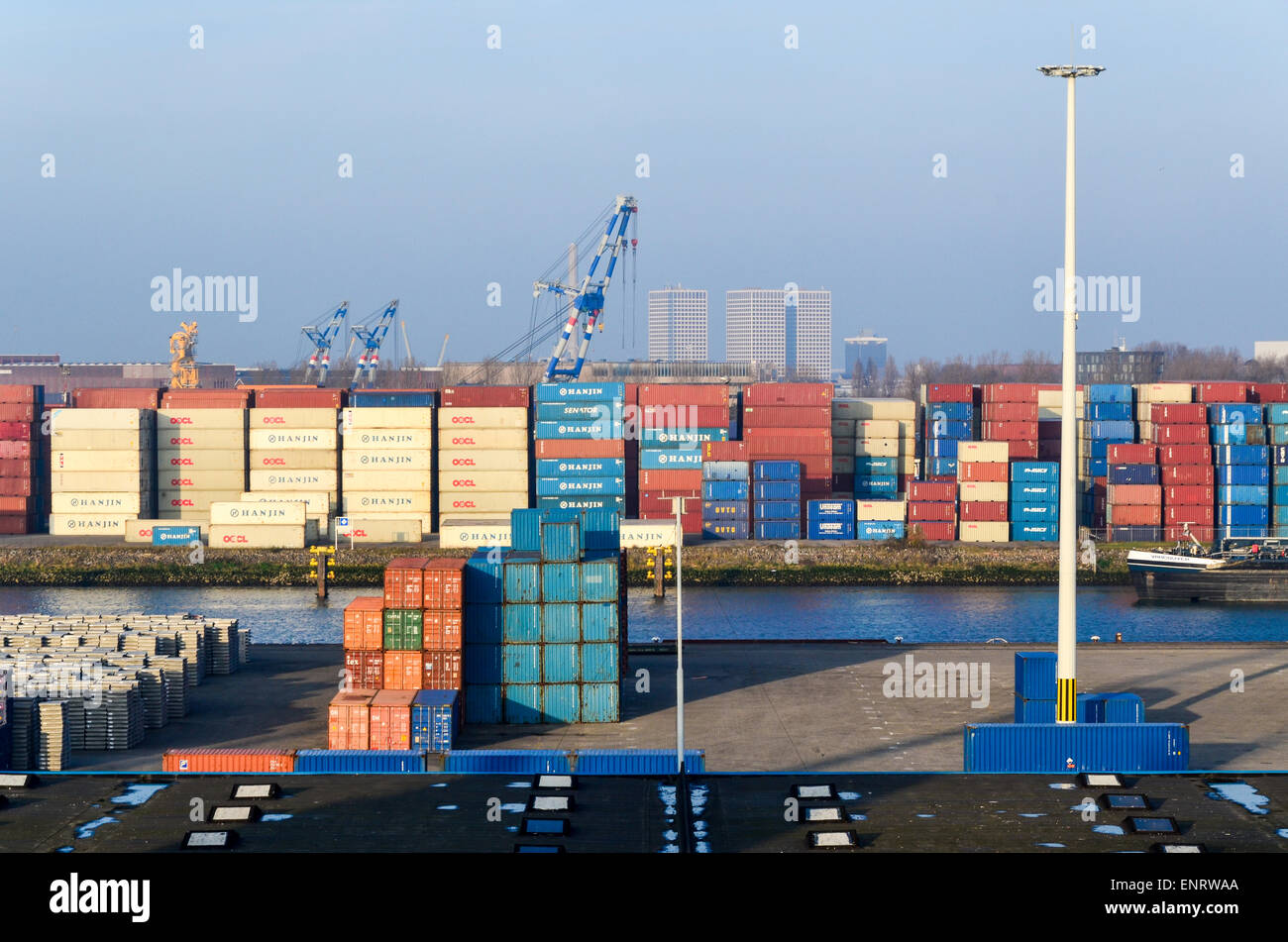 Cargo le déchargement à l'Eemhaven terminal du port de Rotterdam, Pays-Bas Banque D'Images