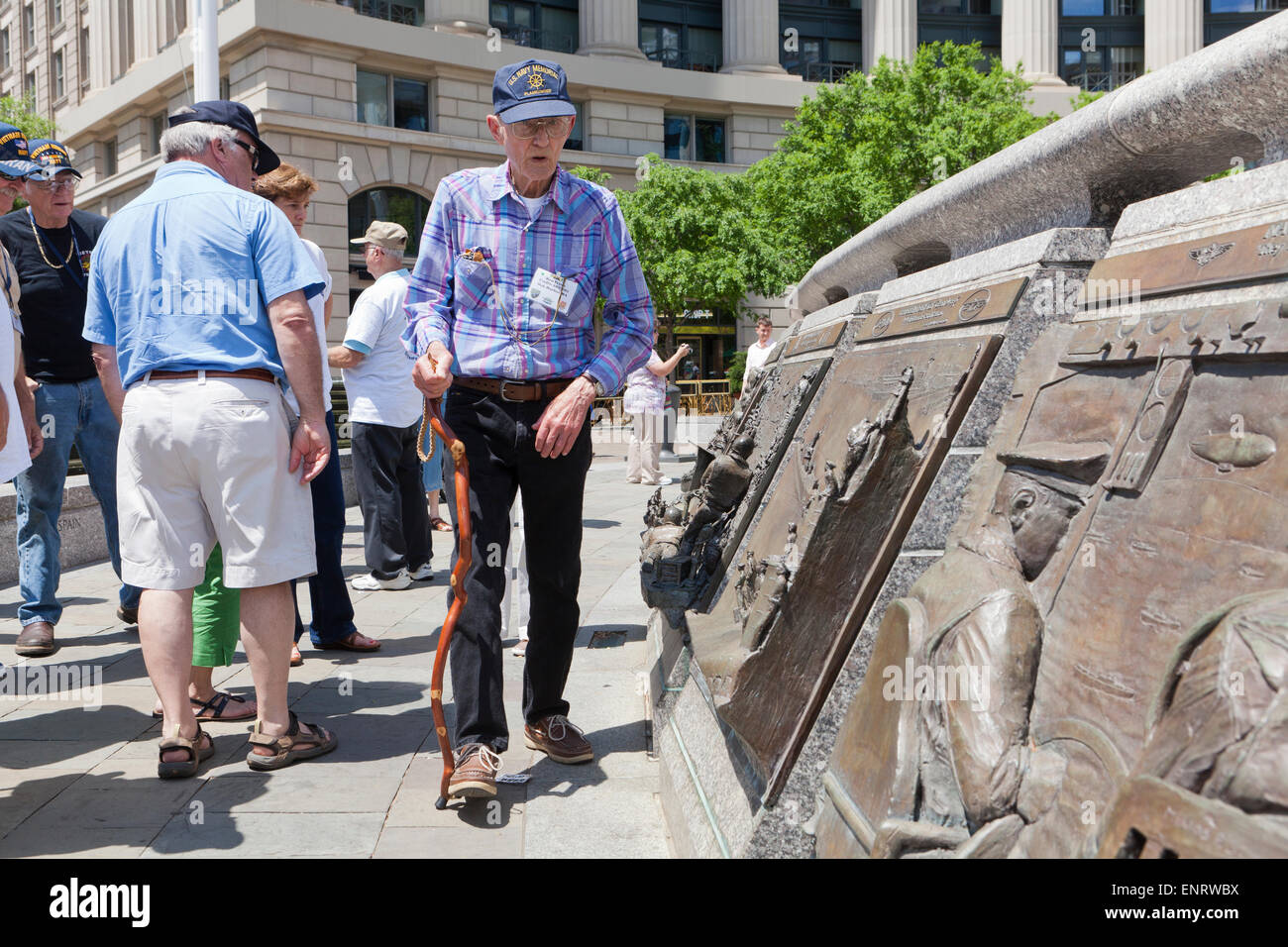 Officier de marine à la retraite à la réunion - 2015 Mémorial naval de Washington, DC USA Banque D'Images