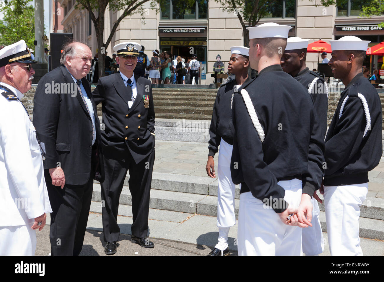 Officier de marine à la retraite à la réunion - 2015 Mémorial naval de Washington, DC USA Banque D'Images