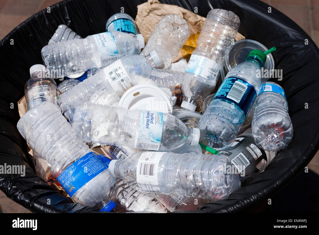 Bouteilles d'eau en plastique dans la poubelle publique - USA Banque D'Images