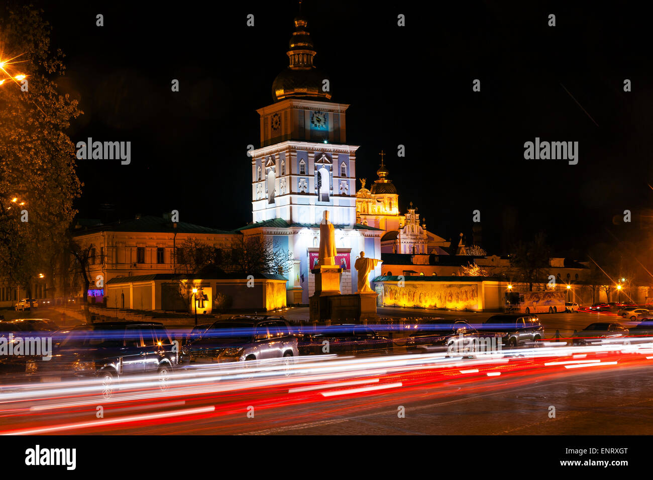 Monastère Saint Michel clochers Cathédrale Spires Tower Night Traffic Lights Façade Kiev Ukraine. Banque D'Images