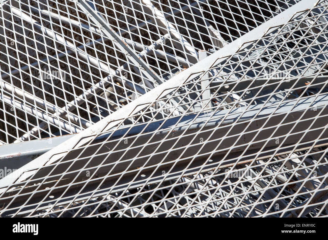 Fer à repasser, grille et matériaux ferreux dans la mise en décharge des objets métalliques Banque D'Images