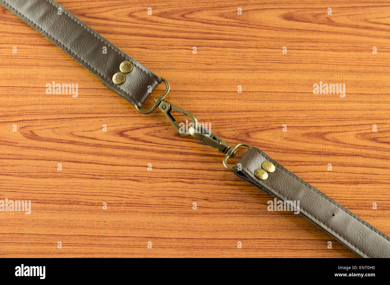 Bracelet en cuir sac sur fond de bois Banque D'Images