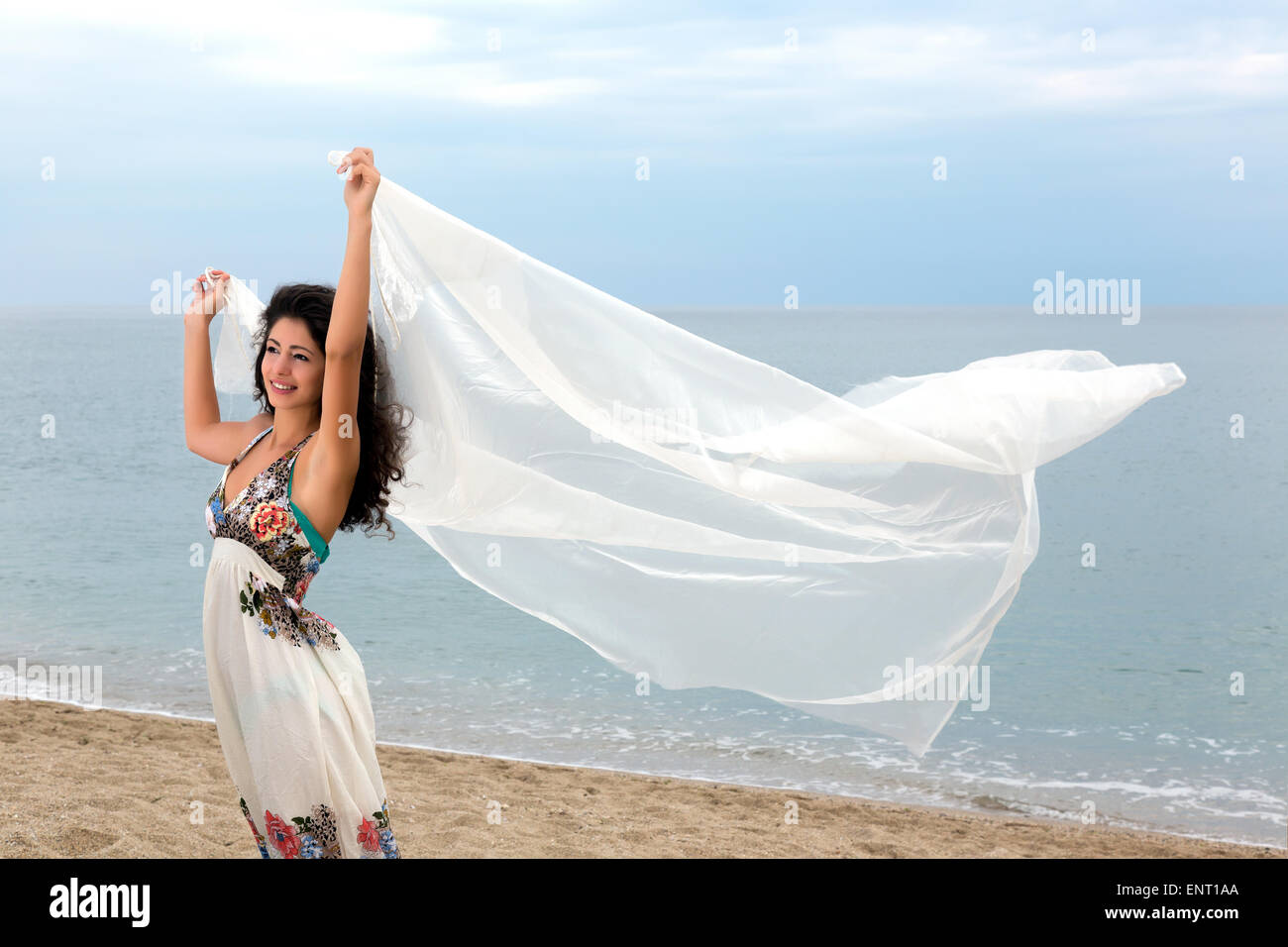 Jolie jeune femme sur la plage en agitant avec une écharpe blanche Photo  Stock - Alamy