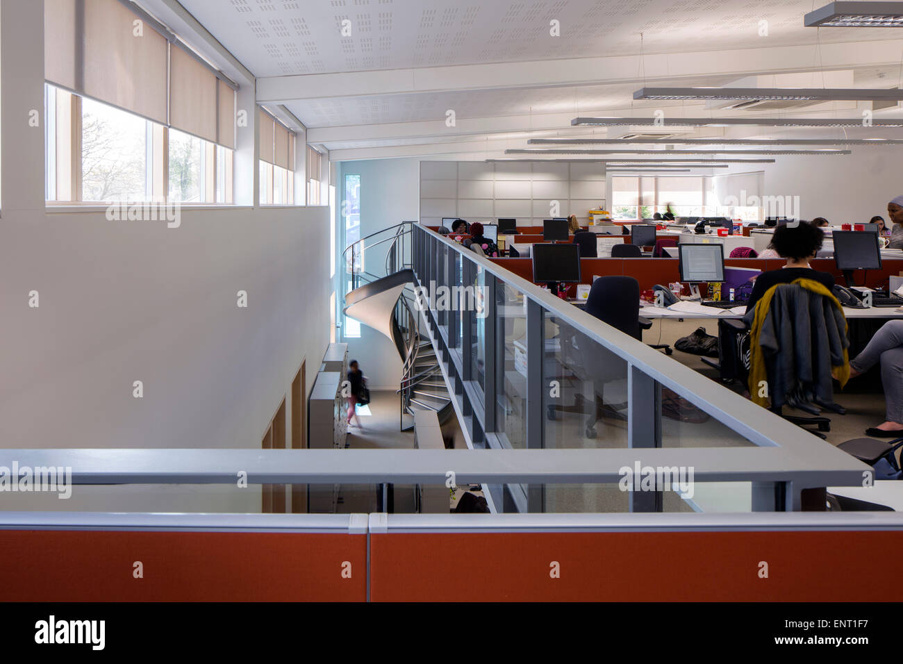 Afficher le long de premier étage et descendre au rez-de-chaussée. Le bureau du parc, Greenford, Royaume-Uni. Architecte : Dannatt, Johnson Banque D'Images