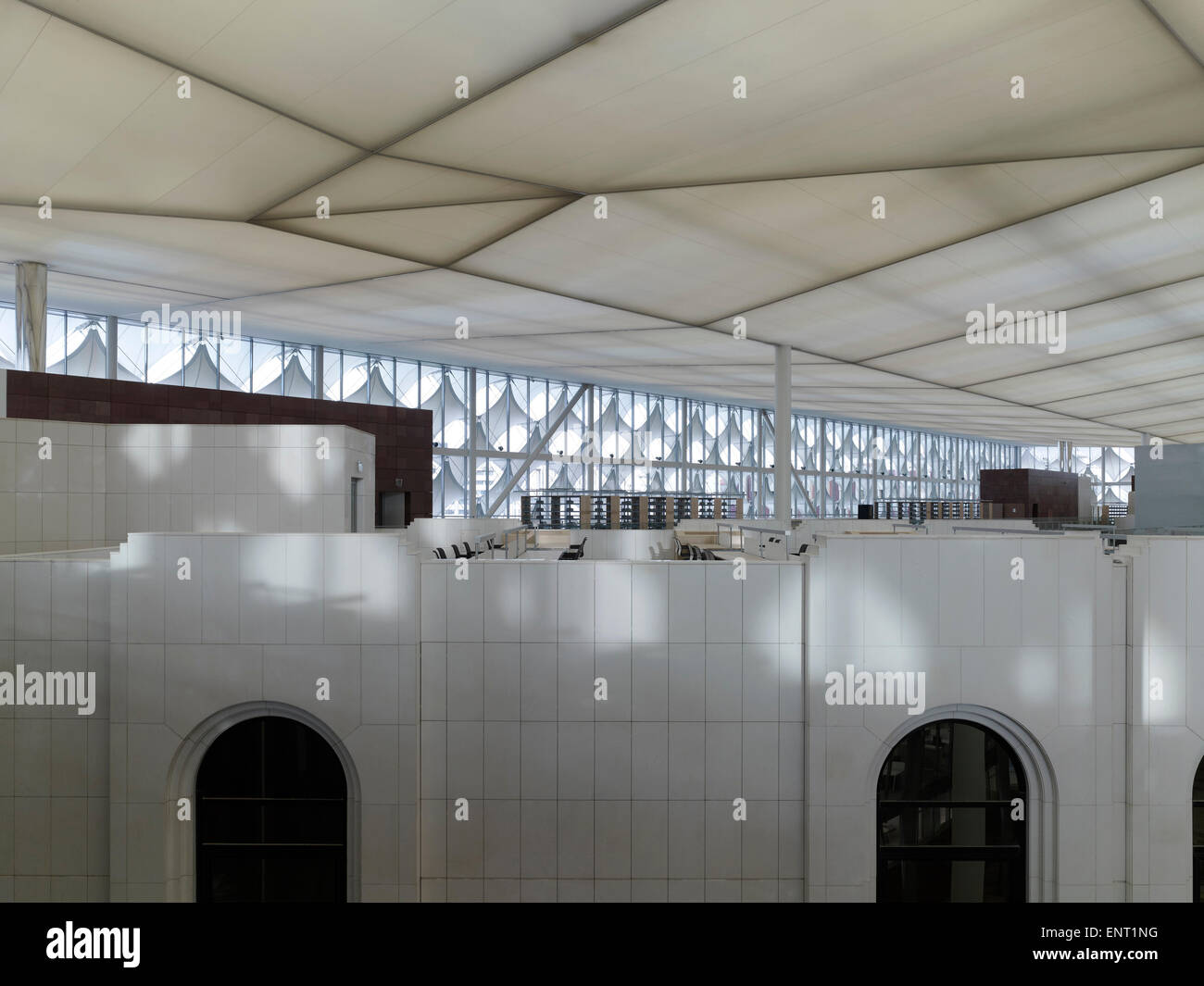 L'acier et le toit en verre avec à l'étage supérieur de lecture. King Fahad Bibliothèque Nationale, Riyadh, Arabie saoudite. Architecte : Arkien Gerber Banque D'Images