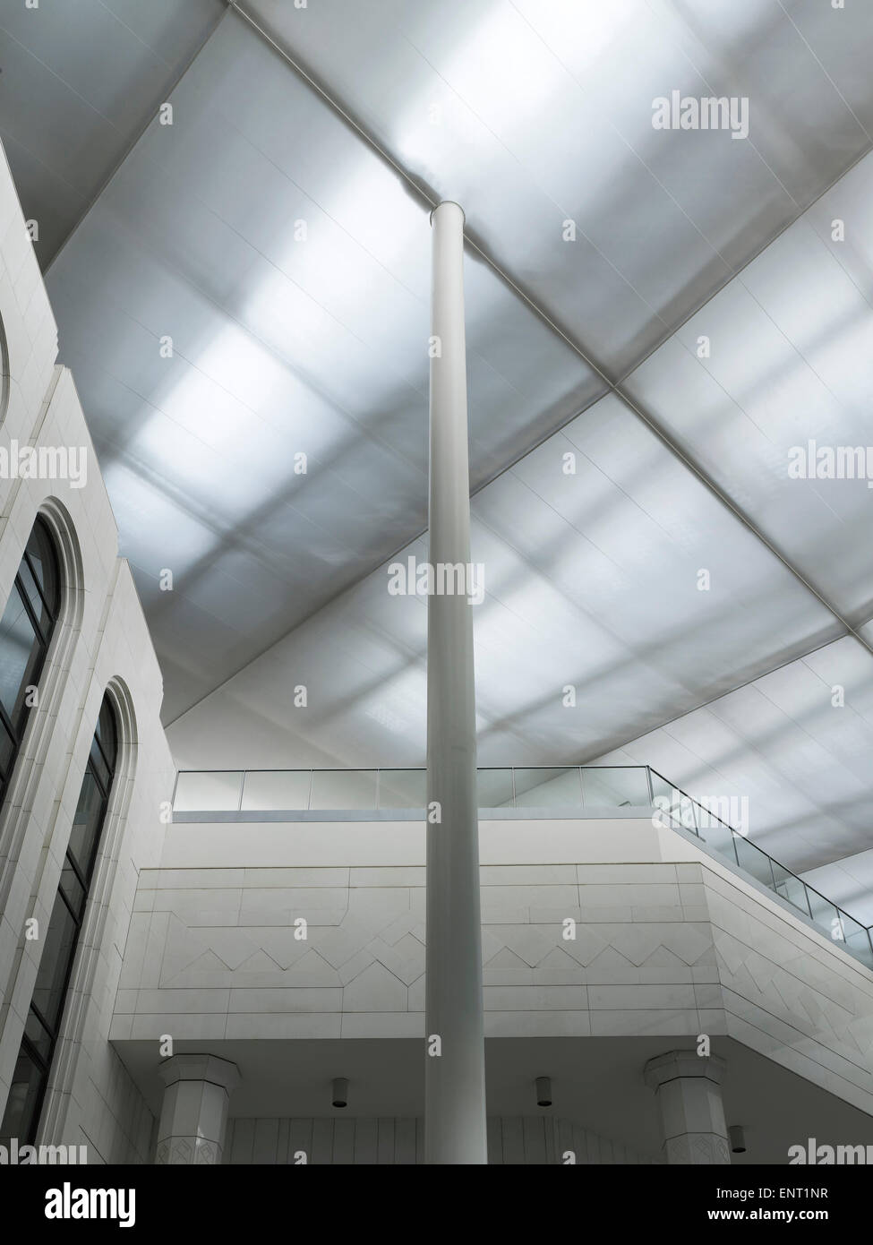 Vue de dessous à l'acier du toit en verre. King Fahad Bibliothèque Nationale, Riyadh, Arabie saoudite. Architecte : Gerber Architekten, 2013 Banque D'Images