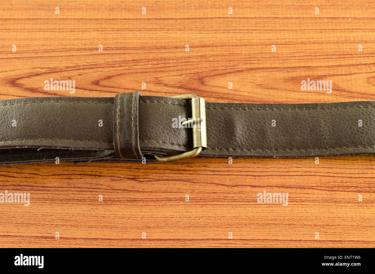 Bracelet en cuir sac sur fond de bois Banque D'Images