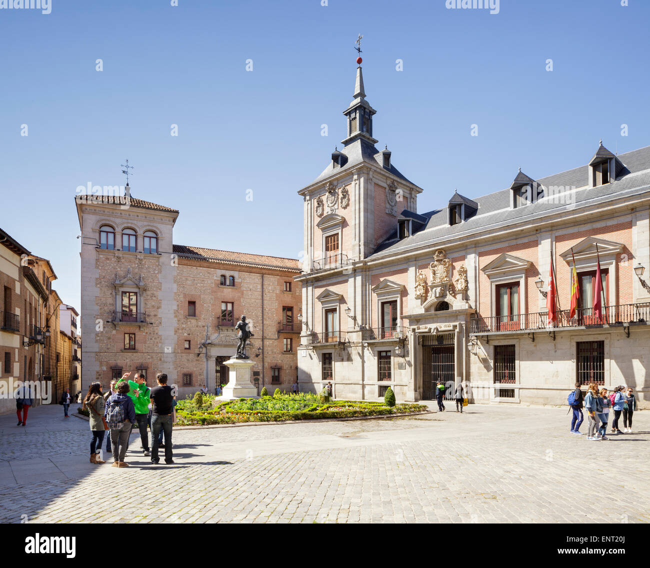 Plaza de la Villa avec la Casa de la Villa (ancienne mairie) et Casa de Cisneros et statue d'Alvaro de Bazan, Madrid, Espagne Banque D'Images