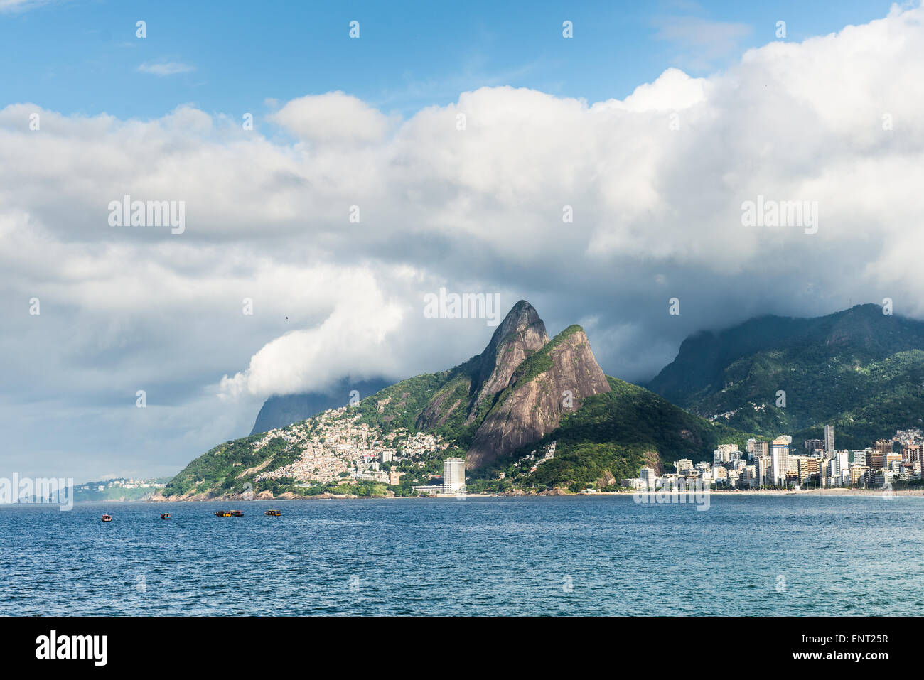 Vue sur montagne Dois Irmãos, deux frères, et de taudis favela Vidigal Ipanema, Rio de Janeiro, Brésil Banque D'Images