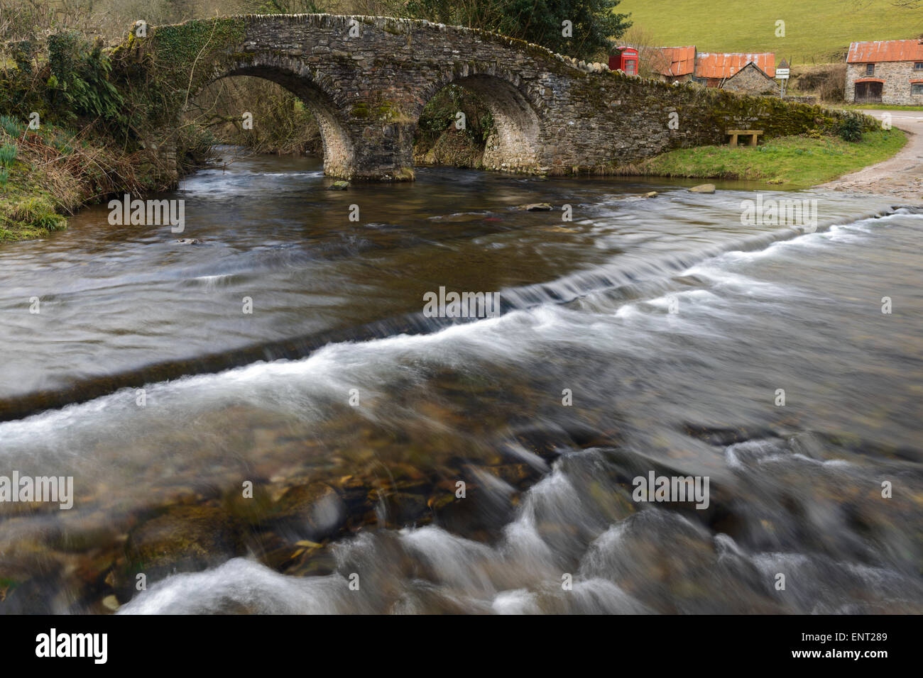 Bridge et Ford dans le pittoresque village d'Malmsmead, le paramètre 'Lorna Doone'. Exmoor, Somerset. Banque D'Images