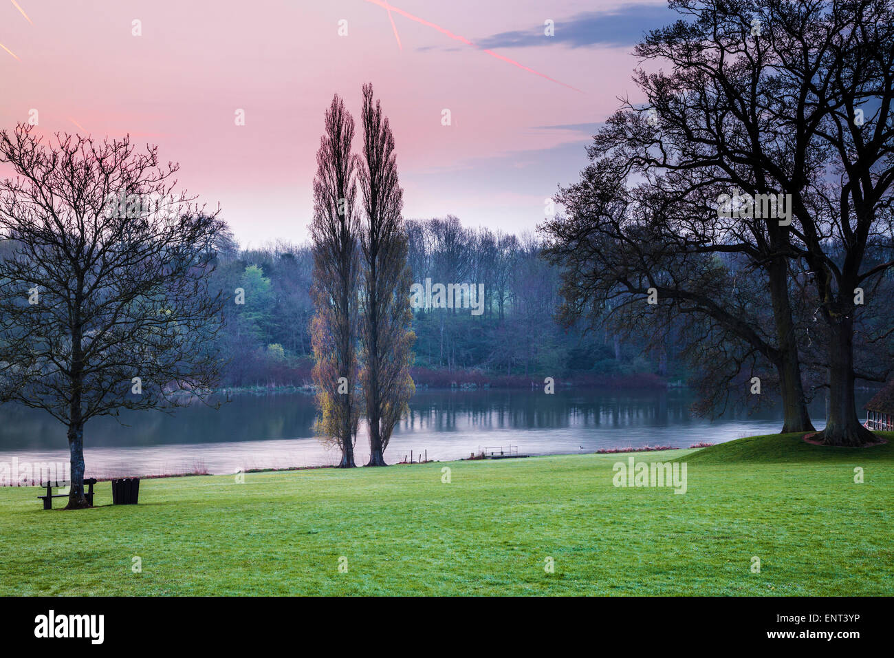 Le parc et lac de Bowood House dans le Wiltshire au crépuscule. Banque D'Images