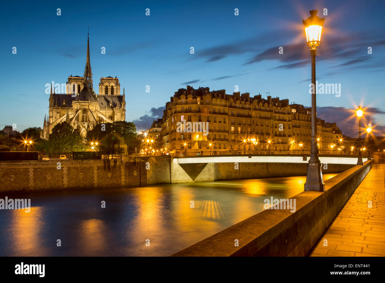 Le crépuscule sur la rivière Seine, la Cathédrale Notre Dame et bâtiments de Paris, France Banque D'Images