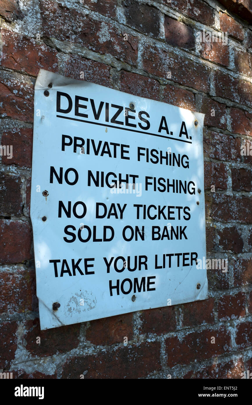 Devizes Angling Association signe sur le Kennet and Avon Canal à Devizes Banque D'Images