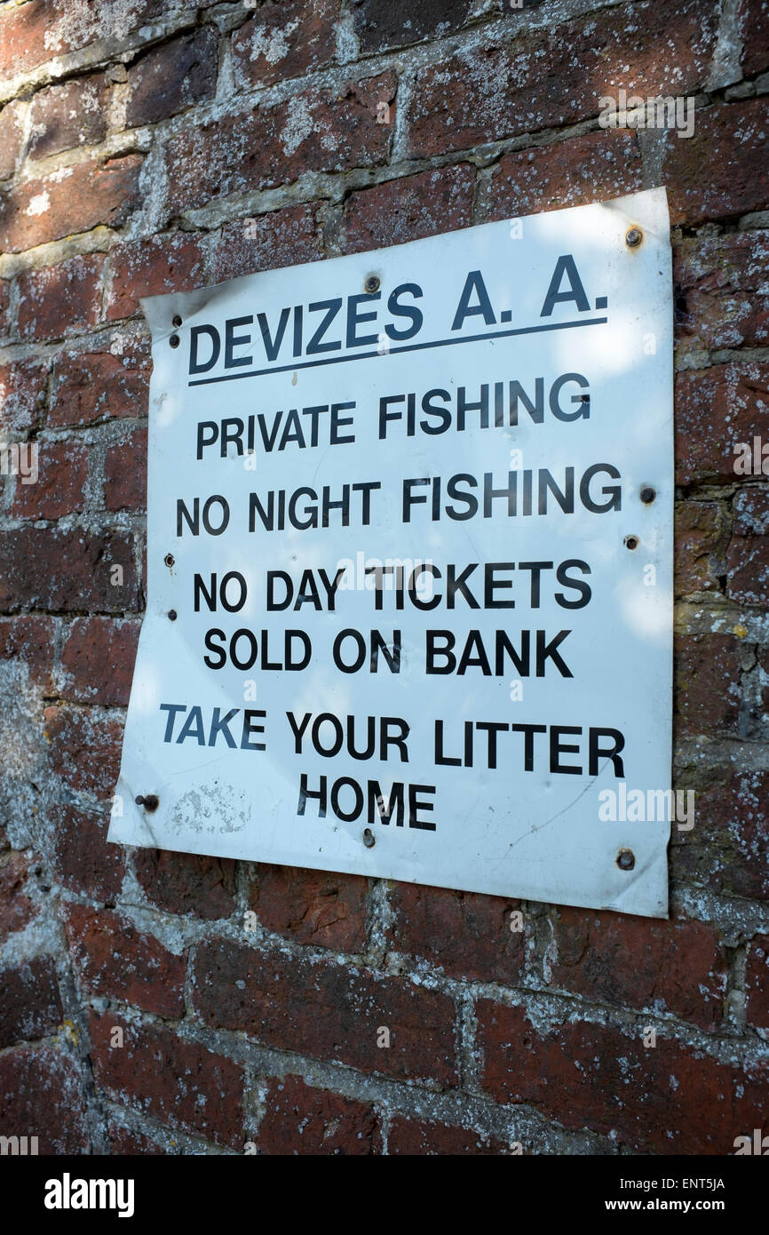 Devizes Angling Association signe sur le Kennet and Avon Canal à Devizes Banque D'Images
