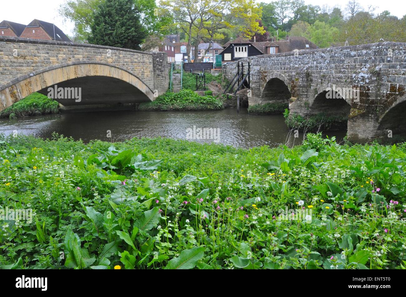 Les deux anciens ponts qui traversent la rivière Arun à Pulborough à Sussex Banque D'Images