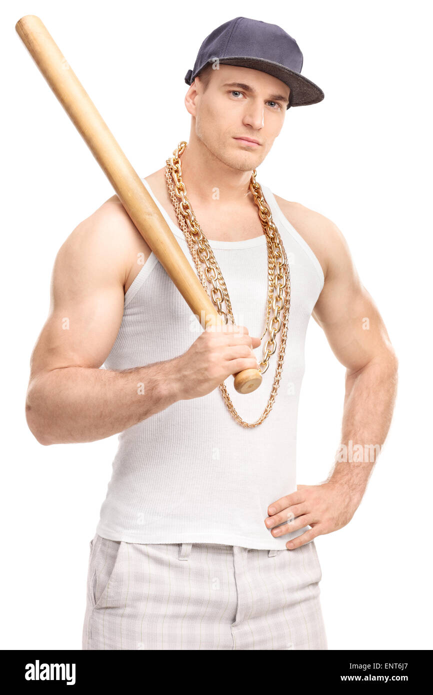 Shot vertical d'un gangster avec une chaîne en or autour du cou, tenant un  bâton de baseball et regardant la caméra Photo Stock - Alamy
