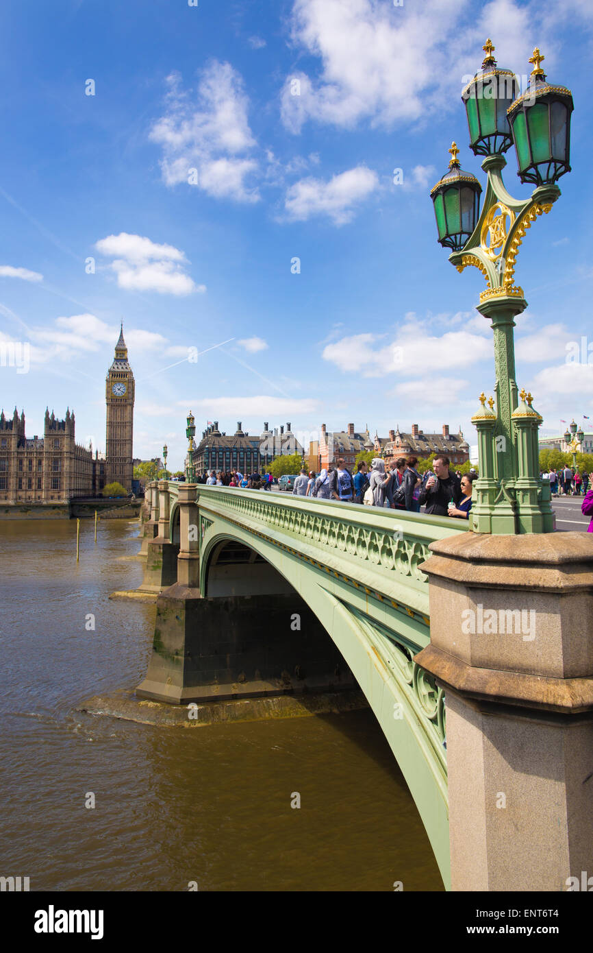 Palais de Westminster et la Tour Elizabeth, connu sous le nom de Big Ben, vu du côté sud du pont de Westminster, London, UK Banque D'Images