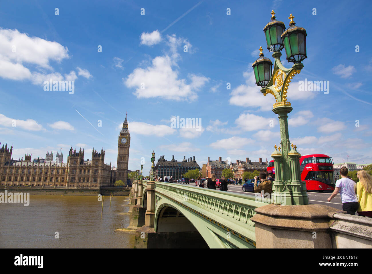 Palais de Westminster et la Tour Elizabeth, connu sous le nom de Big Ben, vu du côté sud du pont de Westminster, London, UK Banque D'Images