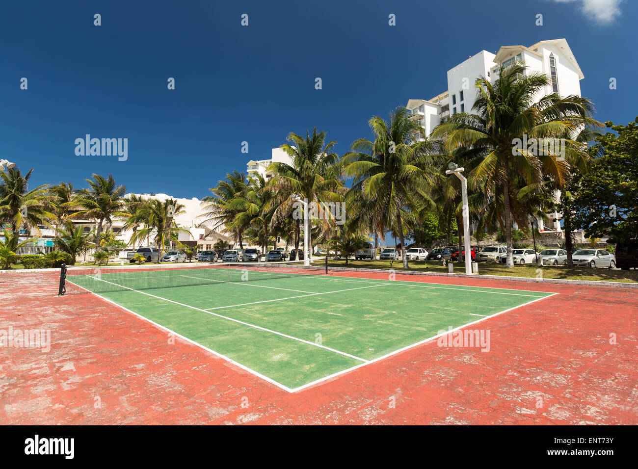Piscine en plein air tennis vide Banque D'Images