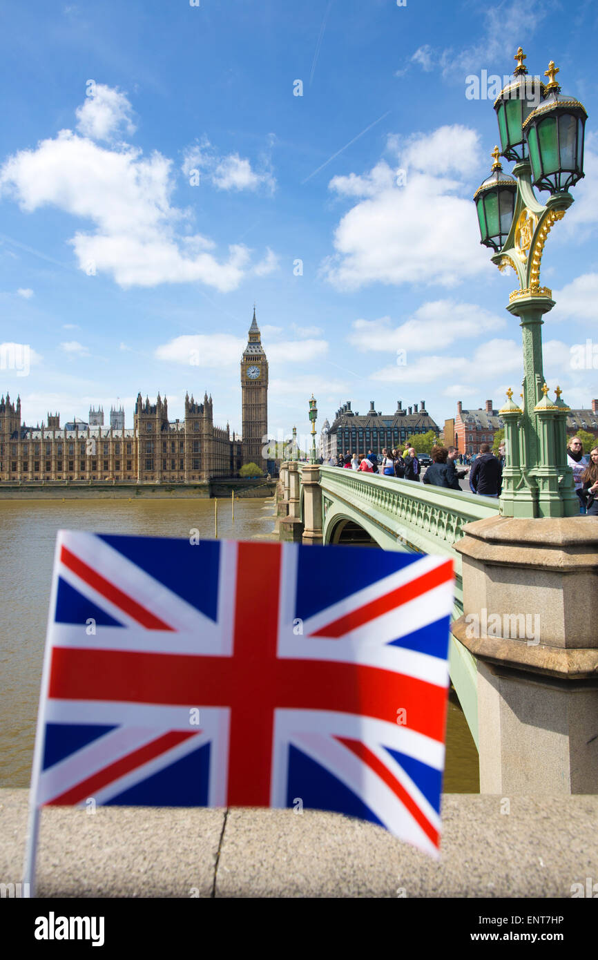 Palais de Westminster et la Tour Elizabeth, connu sous le nom de Big Ben, vu du côté sud du pont de Westminster, London, UK Banque D'Images
