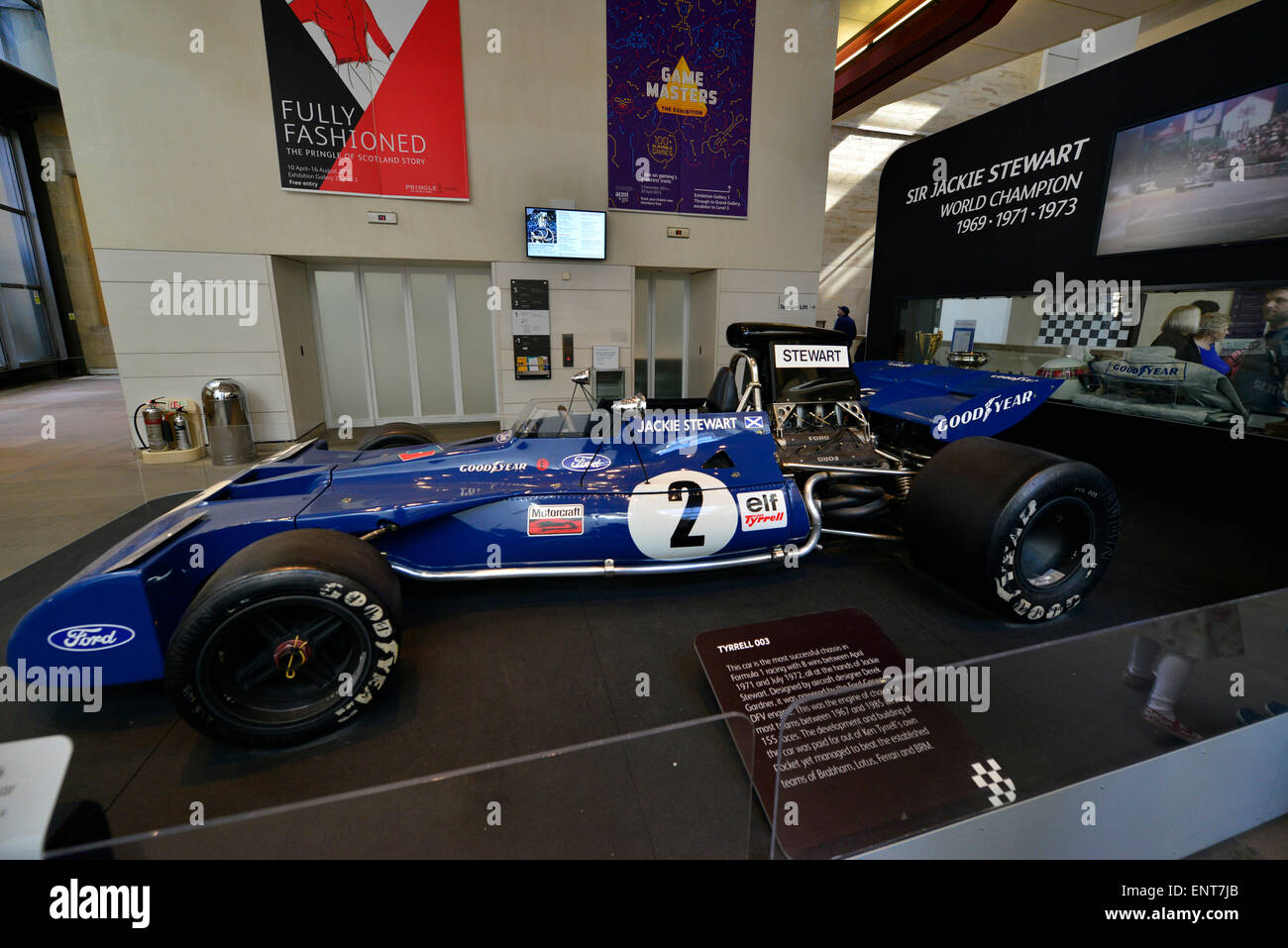 Vue de l'intérieur du Musée National d'Écosse, montrant le coureur automobile Jackie Stewart's Ford Tyrrell F1 voiture de course. Banque D'Images