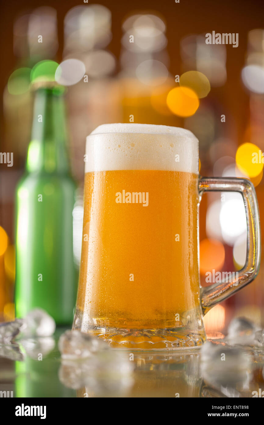 Bouteille de bière avec un verre au bar 24, close-up. Banque D'Images