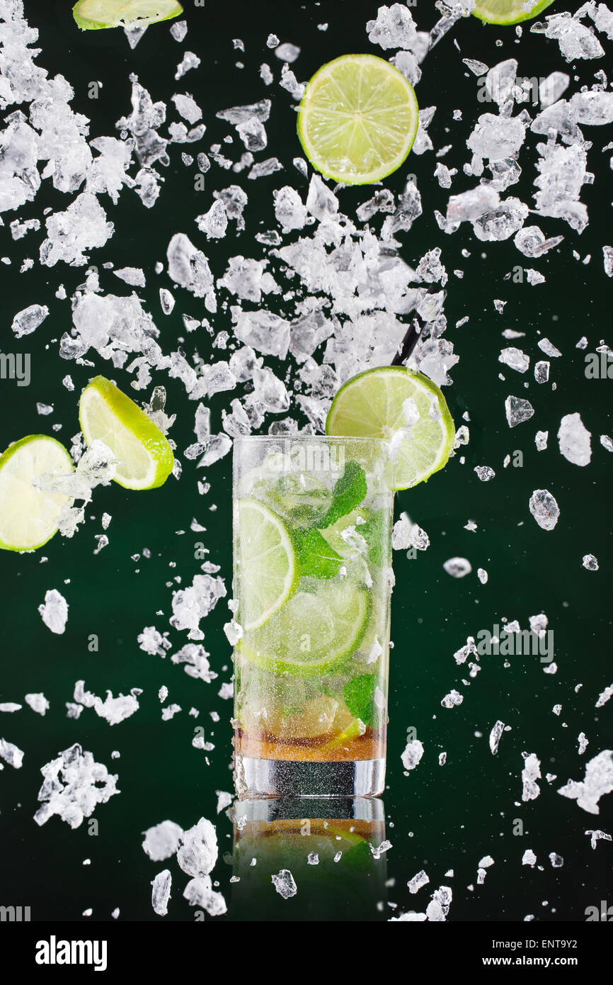 Mojito frais verre avec un liquide, gel splash motion. Banque D'Images