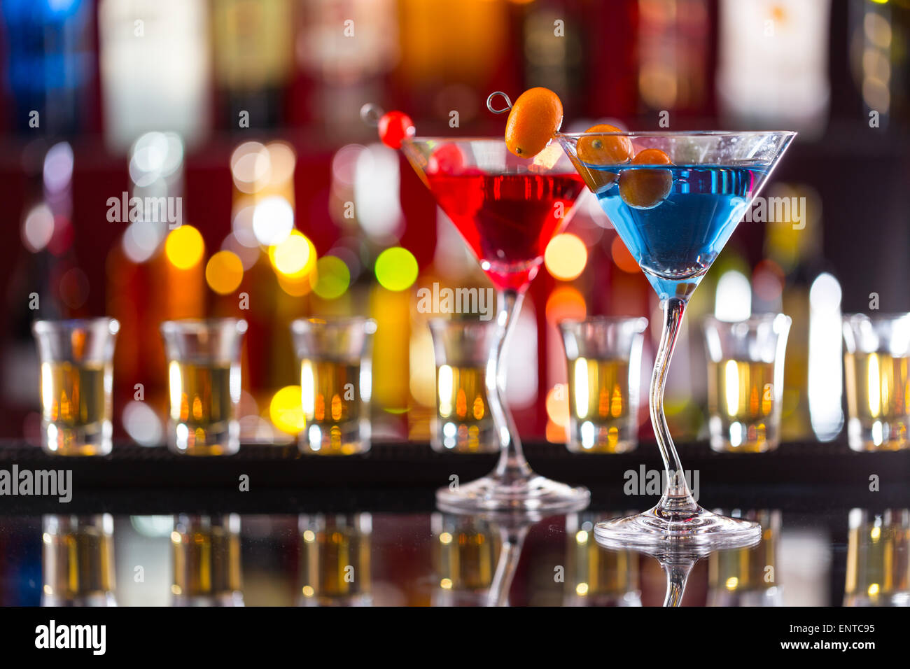 Martini des boissons sur comptoir bar avec des bouteilles sur fond flou Banque D'Images
