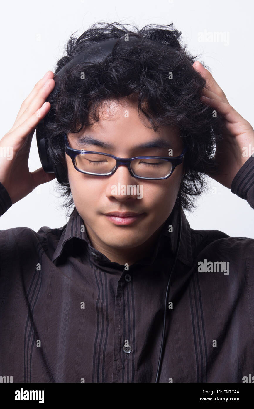Asian young man wearing head directe avec les yeux fermés Banque D'Images