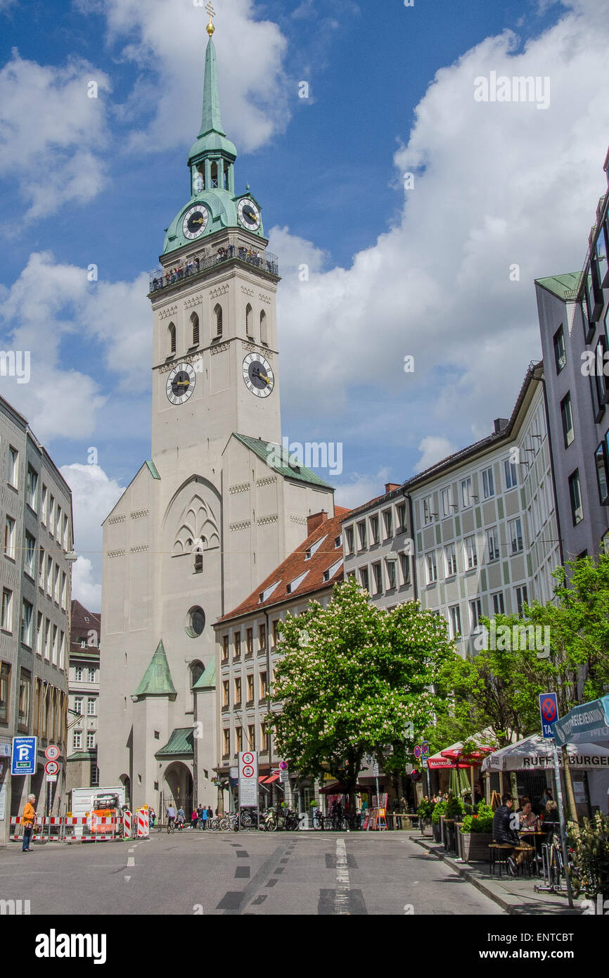 "L'église de Saint Pierre" est la plus ancienne église paroissiale de Munich, et est connu par les gens comme "vieille pierre". Banque D'Images