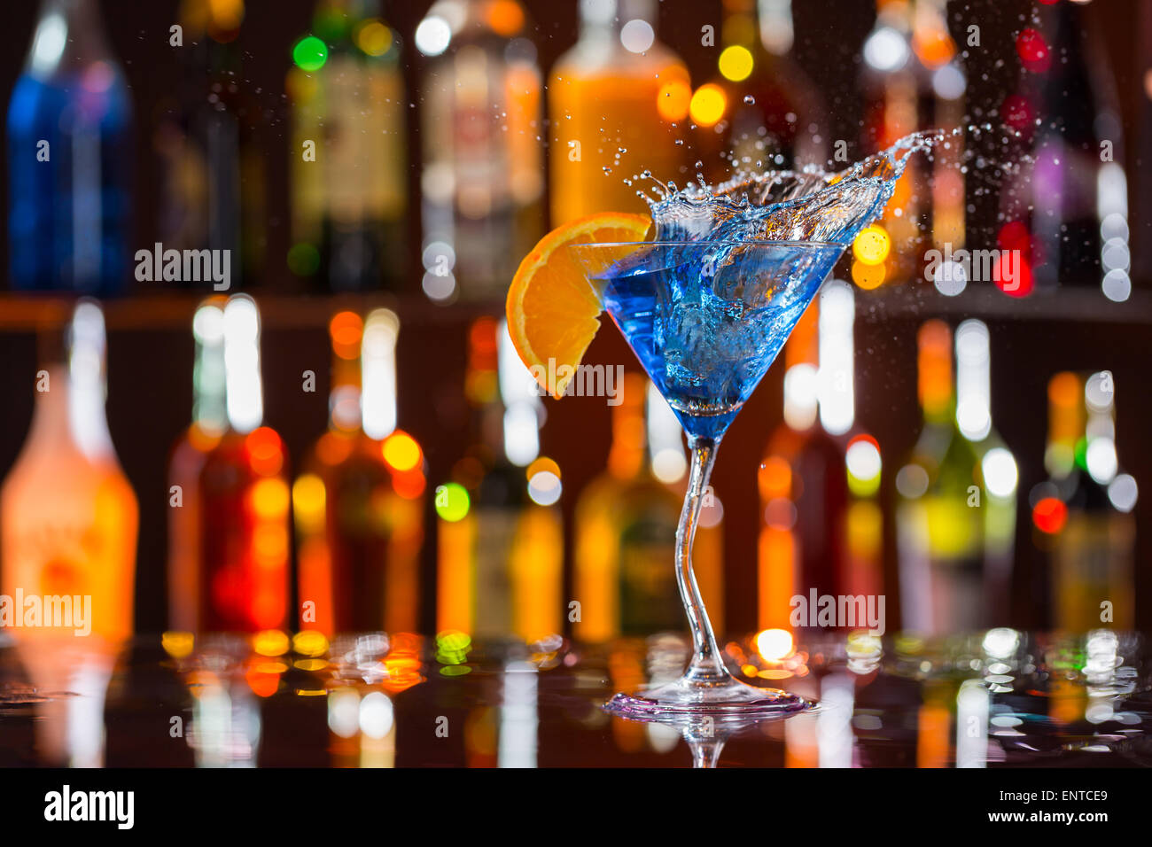 Verre à Martini servi sur comptoir bar avec des bouteilles sur fond flou  Photo Stock - Alamy