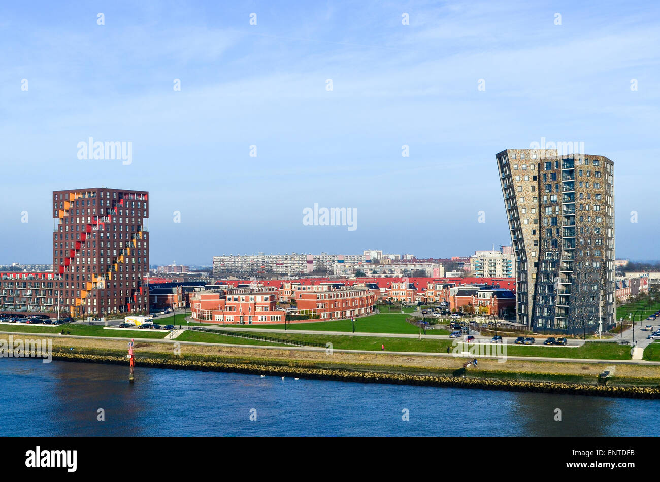 Ville de Maassluis vu depuis un navire de charge passant dans le Nieuwe Waterweg Banque D'Images Ville de Maassluis vu depuis un navire de charge passant dans le Nieuwe Waterweg Banque D'Images