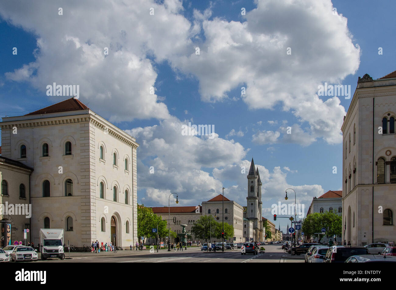 La Ludwigsstraße Munich avec ses bâtiments grecs et l'église de l'Université néo-byzantin Saint Louis Banque D'Images