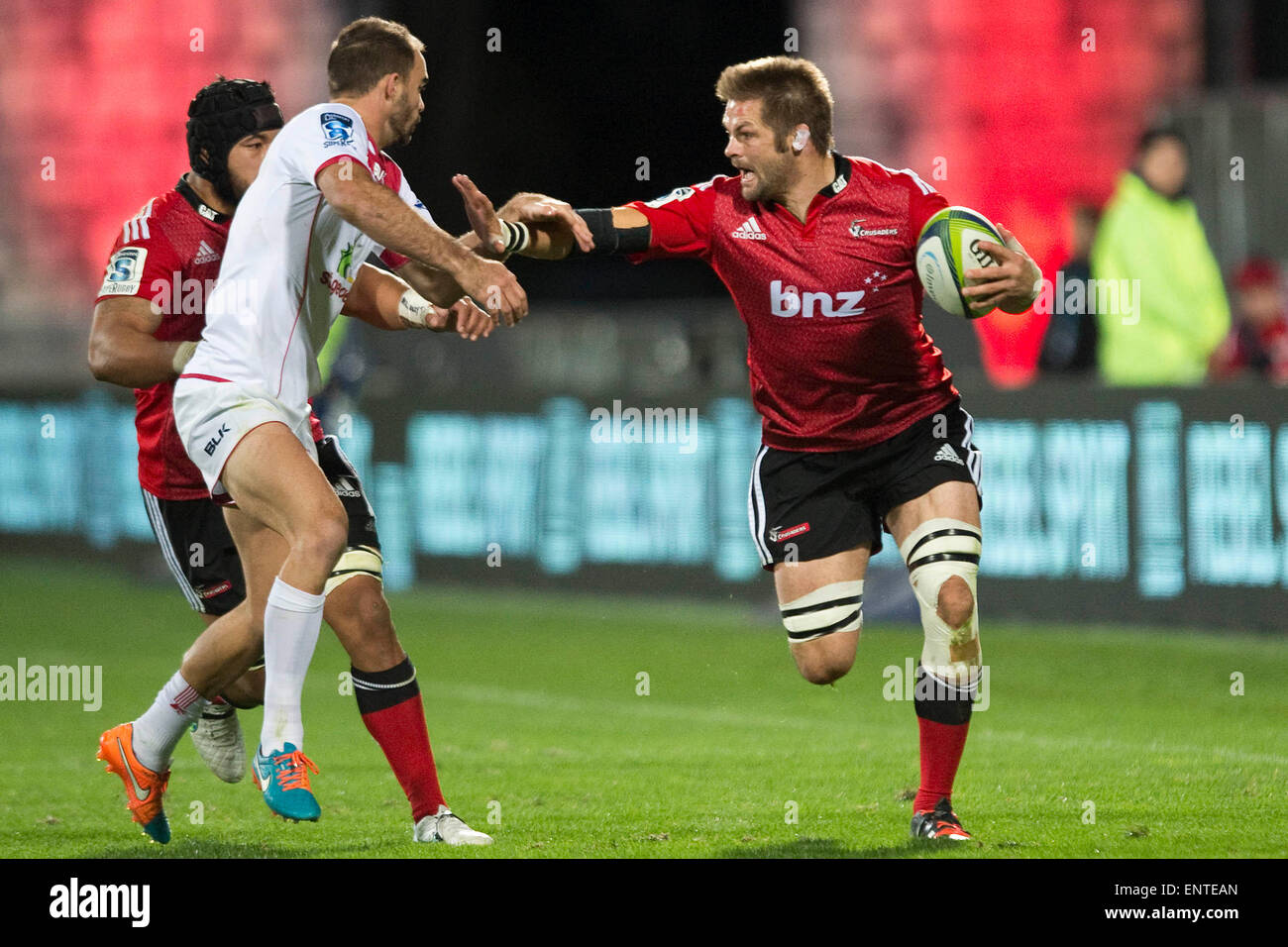 Christchurch, Nouvelle-Zélande. 8 mai, 2015. Christchurch, Nouvelle-Zélande - 8 mai 2015 - Richie McCaw des Croisés exécutant avec la balle au cours de l'Investec Super Rugby match entre les croisés et les rouges à l'AMI Stadium le 8 mai 2015 à Christchurch, Nouvelle-Zélande. © dpa/Alamy Live News Banque D'Images