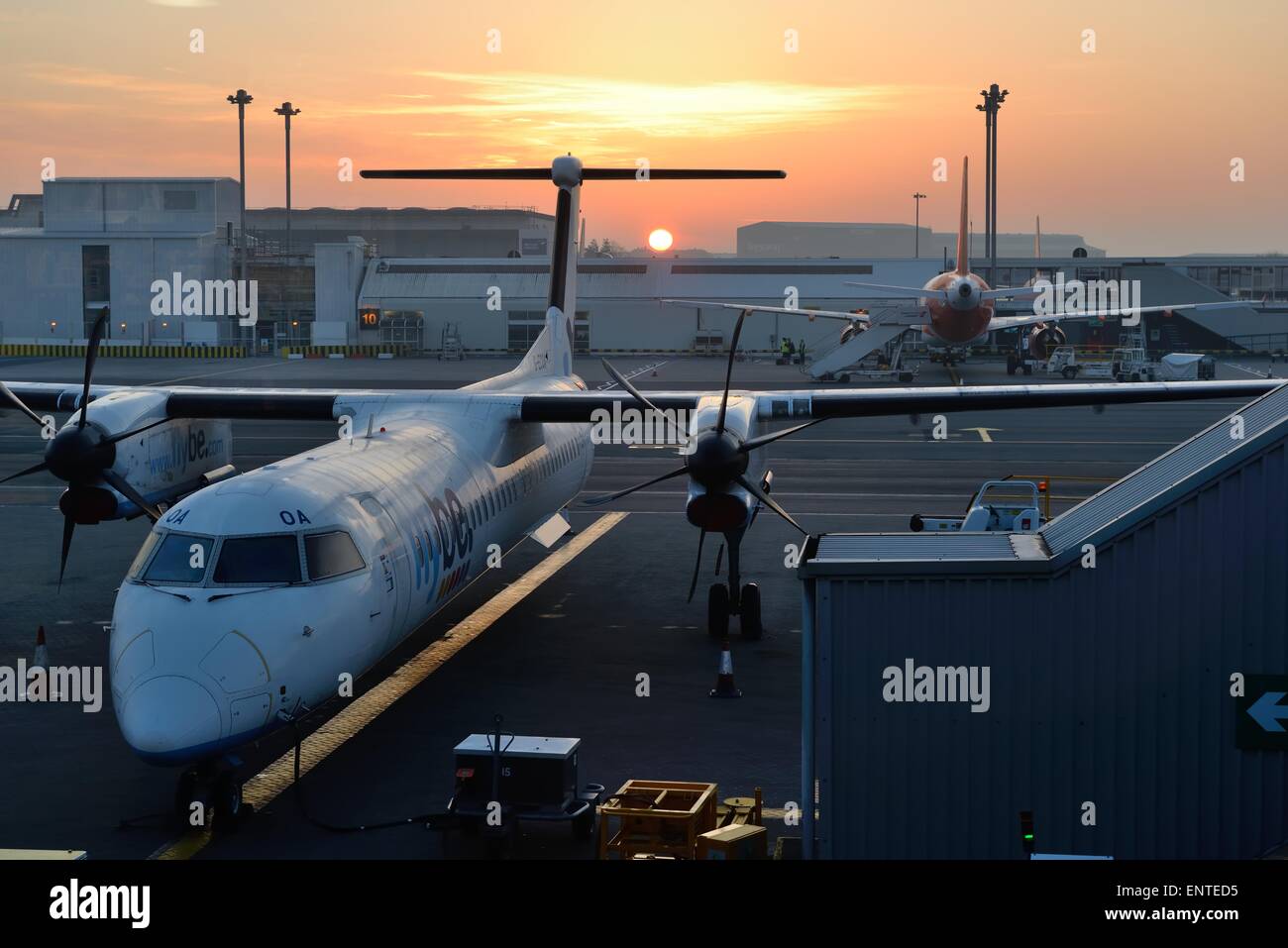 Lever de soleil au-dessus de l'aéroport international de Glasgow Ecosse UK. Banque D'Images